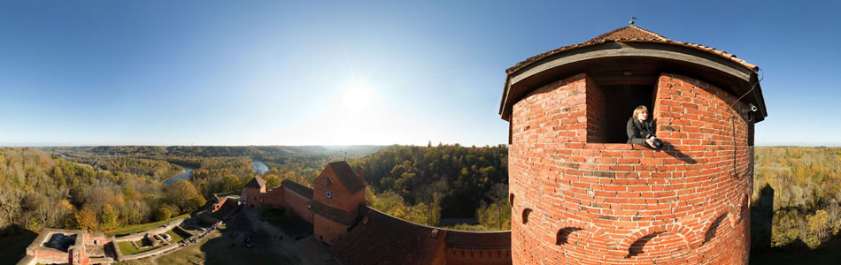 Осенний вид с башни Турайдского замка | 360° панорама